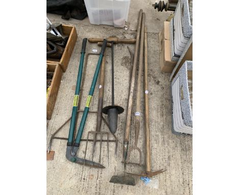 AN ASSORTMENT OF GARDEN TOOLS TO INCLUDE A FORK, SHEARS AND HOES ETC