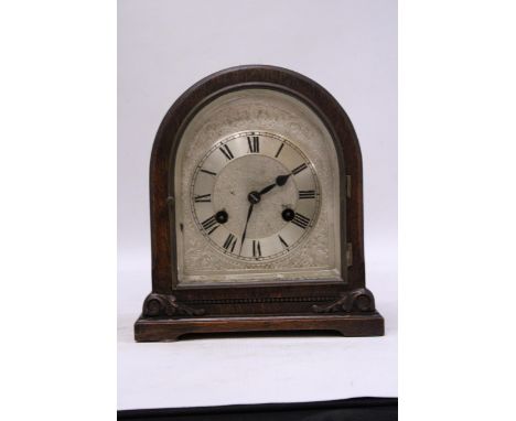 A VINTAGE MAHOGANY CASED MANTLE CLOCK WITH PENDULUM AND KEY