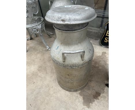 A VINTAGE ALUMINIUM 6 GALLON MILK CHURN WITH LID (H:61CM)