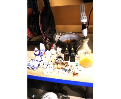 A MIXED COLLECTION TO INCLUDE MINIATURE VINTAGE BOTTLES, MINIATURE ANIMALS, A LAMP, BOWL, FIGURES, ETC