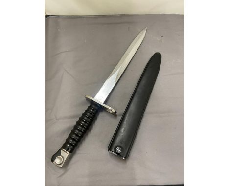 A SWISS SIG STWG 57 BAYONET AND SCABBARD - 24 CM BLADE - LENGTH 38 CM