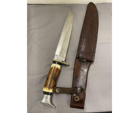A GRAHAM CLAYTON SHEFFIELD MADE KNIFE AND LEATHER SCABBARD - 23 CM BLADE - ANTLER HORN GRIP - LENGTH - 38 CM