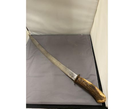 A VINTAGE HUNTING SWORD - 42 CM BLADE, ANTLER GRIP, LENGTH 56 CM