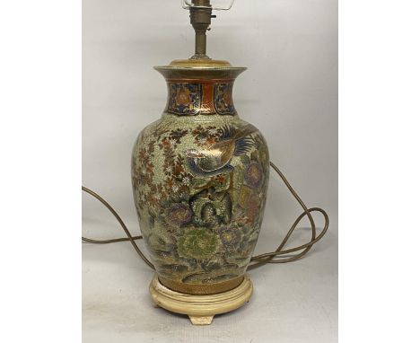 A VINTAGE JAPANESE SATSUMA CRACKLE LAMP WITH FLORAL AND BIRD DESIGN ON A WOODEN PEDESTAL