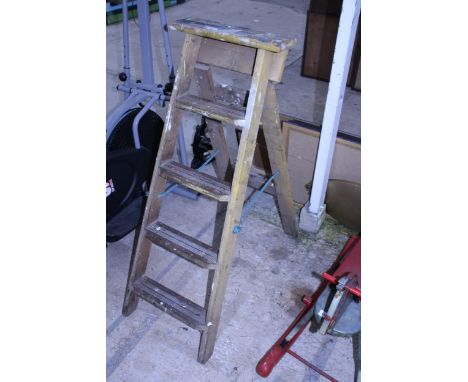 A WOODEN VINMTAGE FOUR RUNG STEP LADDER