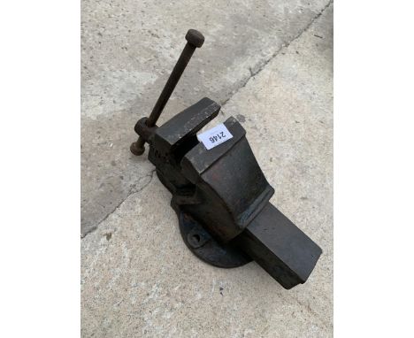 A SMALL CAST IRON BENCH VICE