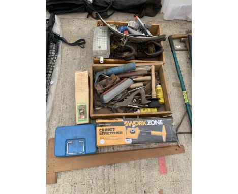 AN ASSORTMENT OF TOOLS TO INCLUDE A CARPET STRETCHER, A WOOD PLANE AND CHISELS ETC