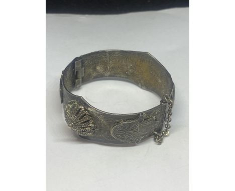 A VINTAGE MIDDLE EASTERN LUCKY HAMSA HINGED CUFF BANGLE WITH PIN FASTENING, MOUNTED WITH DECORATIVE HAMSA TO INCLUDE HANDS OF