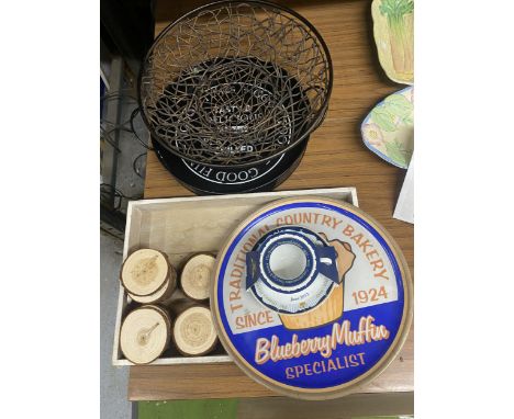 A MIXED LOT TO INCLUDE METAL TRAYS, A LARGE WICKER BOWL, TREE TRUNK COASTERS AND A QUEEN'S DIAMOND JUBILEE TEA CUP AND SAUCER