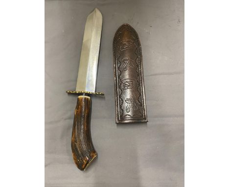 A SIEBE GORMAN &amp; CO KNIFE AND LEATHER SCABBARD - 20 CM BLADE - ANTLER HORN GRIP - LENGTH - 35 CM