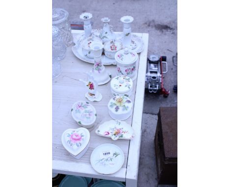 A VINTAGE CERAMIC DRESSING TABLE SET AND AN ASSORTMENT OF TRINKET BOXES TO INCLUDE WEDGWOOD AND ROYAL CROWN DERBY ETC