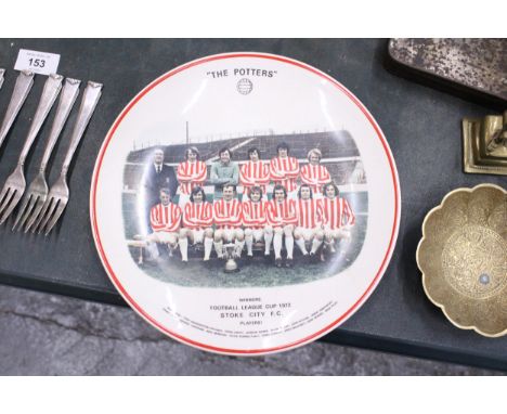 A CROWN DUCAL PLATE TO COMMEMORATE STOKE CITY FOOTBALL CLUB WINNING THE FOOTBALL LEAGUE CUP 1971-72 SEASON, WITH SIGNATURES T