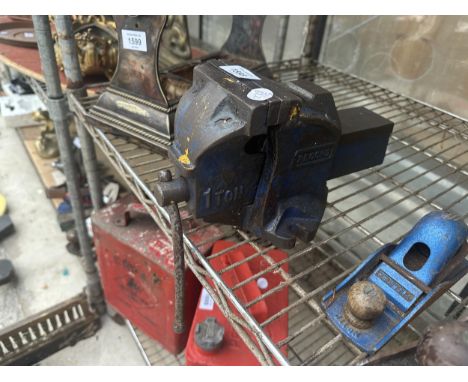 A HEAVY DUTY CAST IRON RECORD BENCH VICE