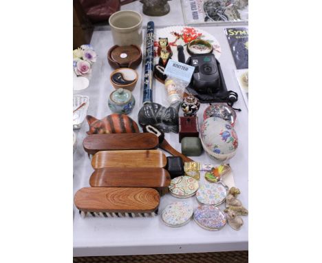 A MIXED COLLECTABLE LOT TO INCLUDE CAT MODELS, TRINKET TINS, A FUJIFILM CAMERA, POTS, A FAN, ETC