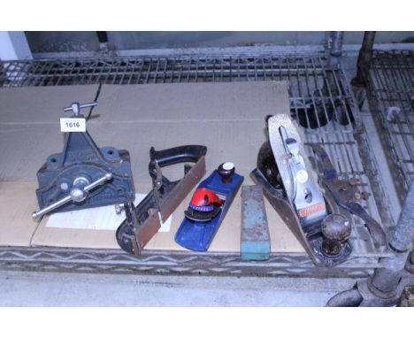 AN ASSORTMENT OF TOOLS TO INCLUDE WOOD PLANES AND A BENCH VICE ETC