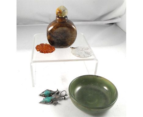 A figured hardstone snuff bottle, a pair of white metal mounted jade earrings, a jade pendant and other items 