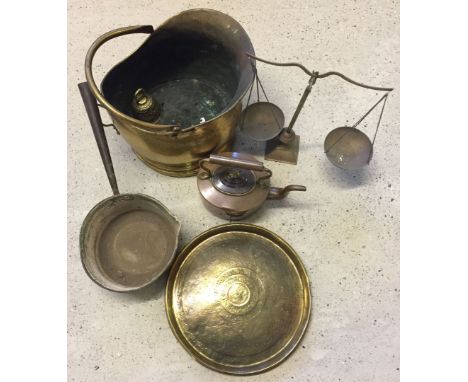 A quantity of vintage brass and copper to include: coal scuttle, kettle and saucepan.