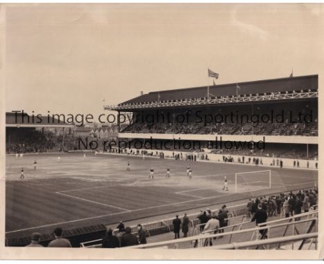 ARSENAL V LEEDS UNITED 1966 / LOWEST ATTENDANCE       B/W 10" X 8" Daily Express press photo showing the teams warming up bef