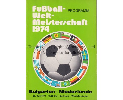 1974 WORLD CUP GERMANY     Programme Bulgaria v Holland 23/6/1974 in Dortmund. Light green cover.    Good