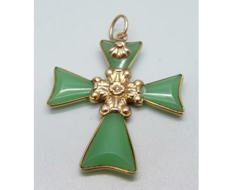 A 14k gold mounted jade cross pendant, 6.74g