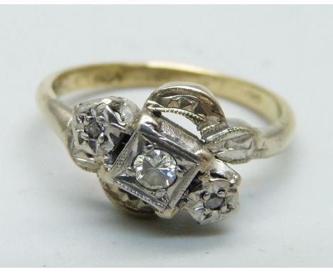 A yellow metal three stone diamond Art Deco ring, 4.3g, M 