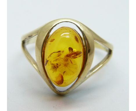 A silver gilt and cabochon amber ring, S 