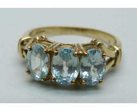 A 9ct gold aquamarine trilogy ring, 4g, S 