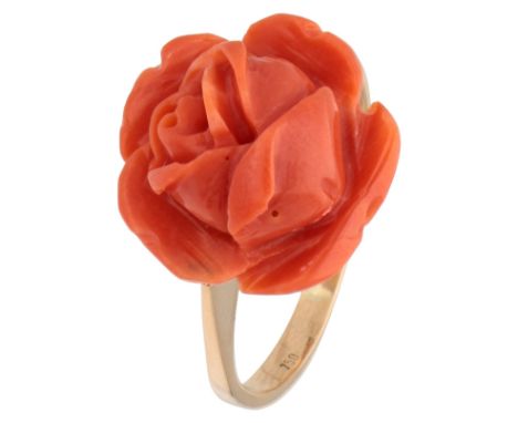 Set with a blood coral of a carved rose with diameter 1.4 cm. Hallmarks: 750 Dutch assay mark. In good condition. Ring size: 