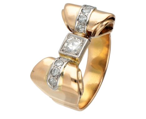 Set with one brilliant cut diamond of approx. 0.25 ct. (SI1 / H-I) and acht old cut diamonds of approx. 0.08 ct. each. In goo