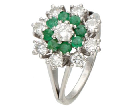Set with 8 round faceted emeralds (Ø approx. 2.6 mm) and 9 brilliant cut diamonds, the largest approx. 0.20 ct. and the 8 sma