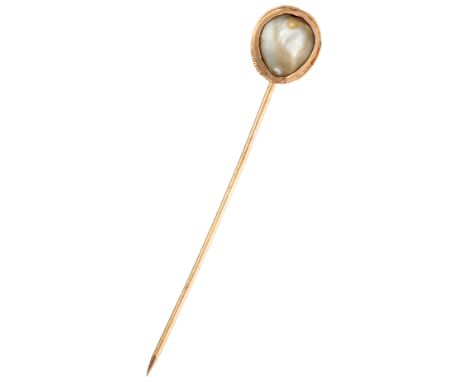 Set with one pearl (possibly natural). In fair condition, pearl lacks matter. Length: 5.4 cm. Weight: 1.16 grams.