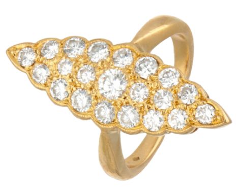 With hammering on gold. Set with 21 brilliant cut diamonds of approx. 0.94 ct. in total (VS / G-H). In good condition. Hallma