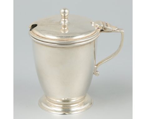 Model with slightly convex belly and hinged lid attached to the handle. Fitted with glass insert. United Kingdom, London, Wil