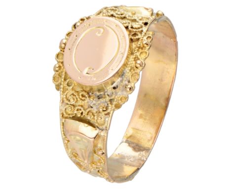 Hallmark: 750 Dutch assay mark. In worn condition, several repairs. Ring size: 22 mm / 69 mm. Centerpiece: 1.2 cm. Weight: 2.