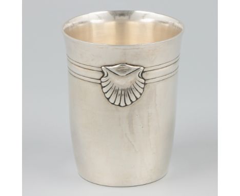 Beautiful drinking cup with stylized shell. 20th century, hallmarks: M. Levy, sterling, 935, G. 83 grams, 925/1000. Dim. H 7 