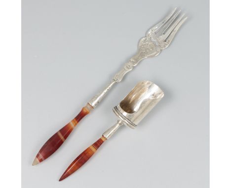 Lot comprising a coal-shovel model sugar scoop and an pickles fork with Biedermeier decoration. Both fitted with agate handle