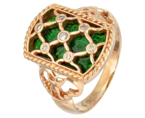 On the base a guilloche decoration covered with green resin and on top a trellis work in gold with 7 brilliant cut diamonds o