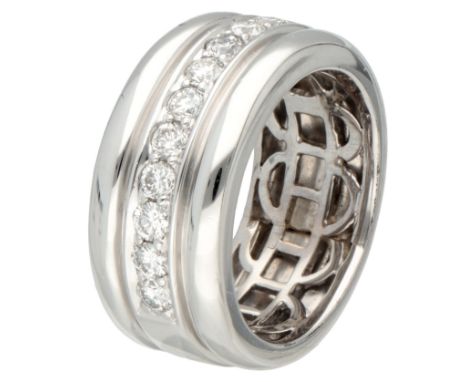 Set with 10 brilliant cut diamonds with a total weight of about 0.60 ct. (VS / F). In good condition. Ring size: 16.5 mm / 52