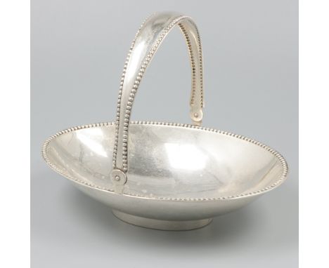 Oval model with moulded pearl rim and hinged handle. Netherlands, Voorschoten, J.M. van Kempen, 1891, hallmarks: lion, Minerv