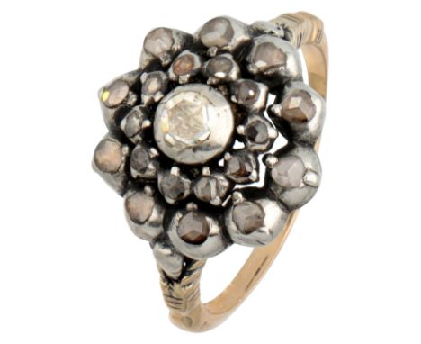 Set with 21 rose cut diamonds on foil. Hallmarks: 585 Dutch assay mark and maker's mark *DB* D.J. Bauer Arnhem/Apeldoorn 1973