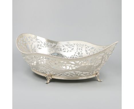 Large model with brazed pearl rim and openwork sides featuring 4 large peacocks with engraved details. The base rim with edgi