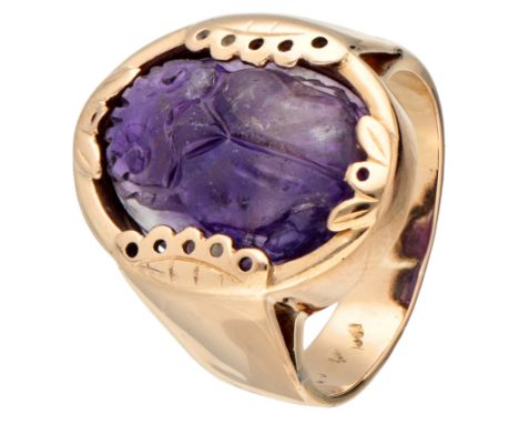 Carved gem with an owl and on the reverse a bird in an oval. Hallmarks: 585 Dutch assay mark. Set with one cabochon cut ameth