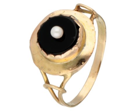 Onyx plaque with a diameter of approx. 7.9 mm and a cultivated pearl with a diameter of approx. 2.3 mm in a gold engraved set