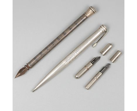 Consisting of a dip pen with niello decoration and a mechanical pencil with 2 silver-plated refill holders. Approx. 1900, hal