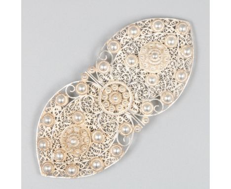 Fine model with filigree. Netherlands, c. 1850, hallmarks: sword - light signs of use. 43 grams, 833/1000. Dim. W 11.6 cm, H 