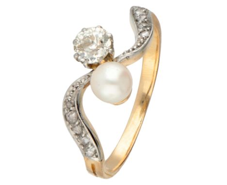 Set with an old mine cut diamond (4.41 x 4.59 x 2.91 mm, SI / I-J) and a cultivated pearl with a diameter of approx. 4.8 mm. 
