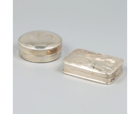 Consisting of a rectangular model with engraved decorations and a hinged lid. In addition, a round model with convex lid and 