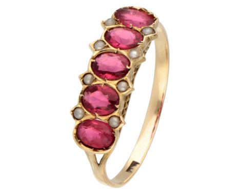 Set with five faceted pink simili and seed pearls. In good condition. Hallmark: 585 Dutch assay mark. Ring size: 18.75 mm / 5