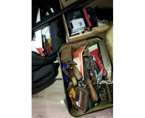 A BOX OF VINTAGE TOOLS TOGETHER WITH A HOLDALL CONTAINING MODERN TOOLS CROWBAR ETC