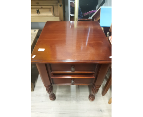 A MAHOGANY 2 DRAW LAMP TABLE